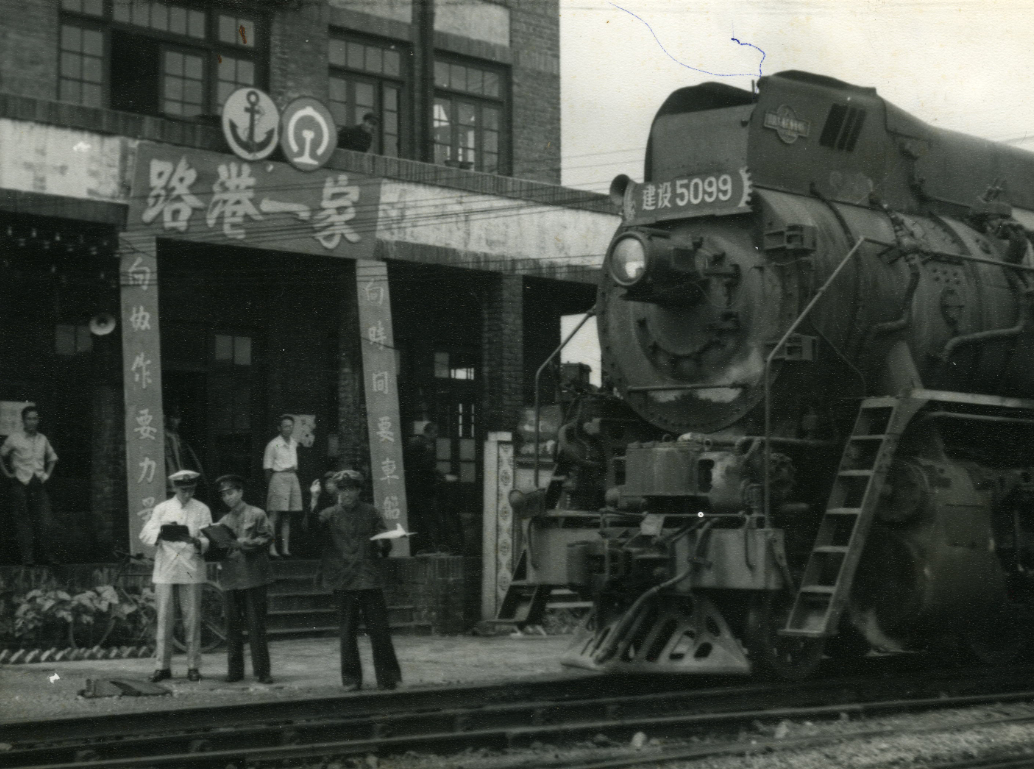 4.1958年路、港雙方聯合辦公，裝卸作業(yè)實行統一計劃、統一調度、統一指揮。圖為路、港、航調度人員在局調度室前協調機車運力。.jpg