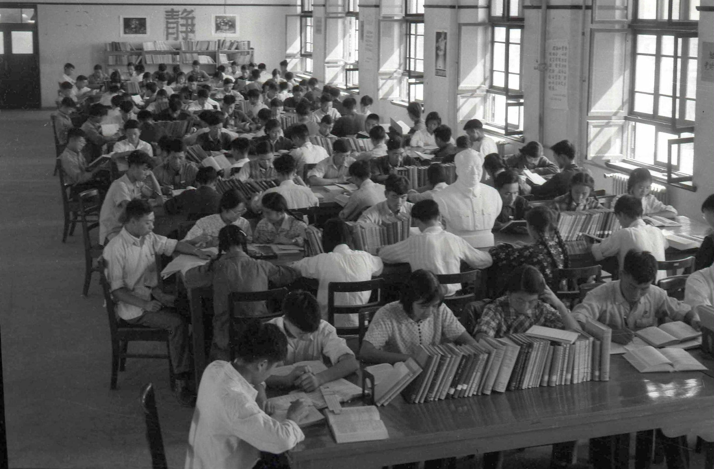 1959年，學(xué)生們?cè)谖鬟w后的交大校園圖書館閱覽室內(nèi)學(xué)習(xí)（資料照片）。
